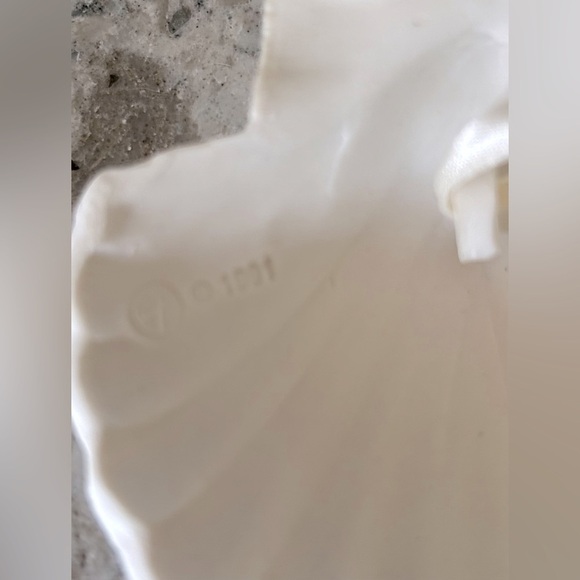 Ceramic Angel Shell Ornament 1991 - Picture 4 of 4